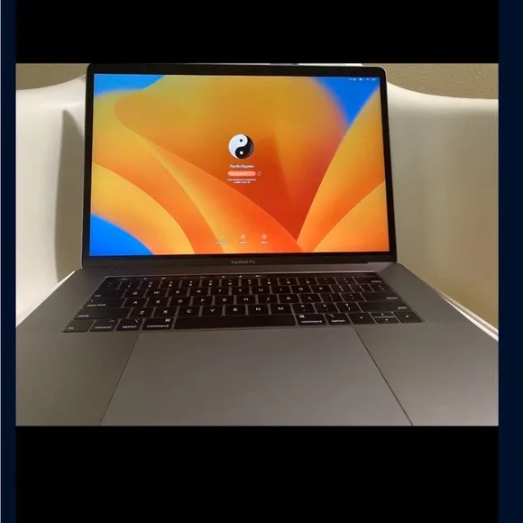 Apple MacBook Pro 15 Touchbar (i7 2.9 Ghz 6-Core, 16GB RAM, Intel UHD Graphics